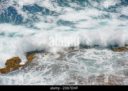 San Juan Rocky Coast und Caribbean Sea, aufgenommen von Castillo de San Cristobal, San Juan, Puerto Rico. Stockfoto