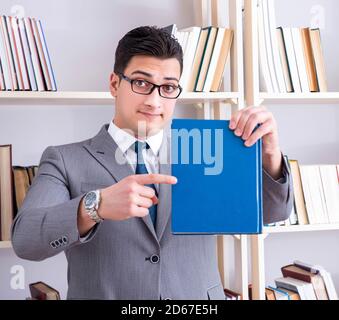 Der Geschäftsmann, der Student ein Buch lesen Studieren in Bibliothek Stockfoto