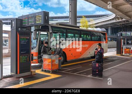 tokio, japan - oktober 10 2020: Bushaltestelle im Terminal 1 des Narita International Airport mit einem Shuttle Airport Limousine Bus in Bereitschaft mit Reisenden Stockfoto
