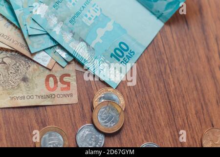 Geld aus Brasilien. Banknoten von Real und Münzen, brasilianische Währung, Brasilien BRL. Konzept von Einsparungen, Gehalt, Zahlung und Fonds. Stockfoto