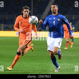 Bergamo, Italien. Oktober 2020. Der Italiener Leonardo Spinazzola (R) steht mit dem Niederländer Hans Hateboer während des Fußballspiels der UEFA Nations League in Bergamo, Italien, am 14. Oktober 2020. Quelle: Alberto Lingria/Xinhua/Alamy Live News Stockfoto