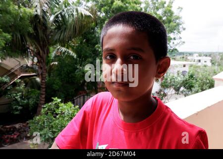 Eine Nahaufnahme eines indischen Jungen im Morgenlicht im Freien, Kalaburagi, Karnataka/Indien-Juli 25.2020 Stockfoto