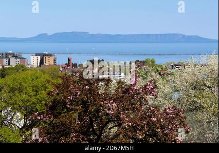 Frühlingsbäume im Vordergrund mit Blick auf den 'Sleeping Giant Provincial Park', gelegen auf einer Halbinsel im Lake Superior, Ontario, Kanada. Stockfoto