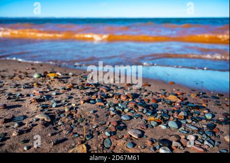 Spaziergang am Strand auf der Suche nach Lake Superior Achate Stockfoto