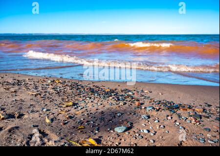 Spaziergang am Strand auf der Suche nach Lake Superior Achate Stockfoto