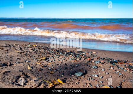 Spaziergang am Strand auf der Suche nach Lake Superior Achate Stockfoto