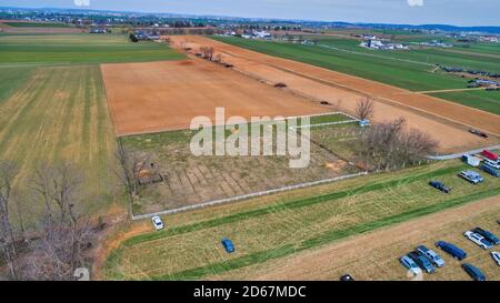 Luftaufnahme eines Amish Friedhofs in der Mitte von Amish Landschaft Stockfoto