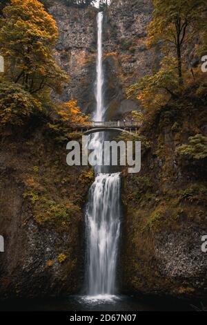 Vertikale Aufnahme der schönen Multnomah Fälle in den USA Stockfoto