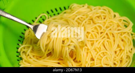 Kochen Pasta Spaghetti in Topf. penne rigate Pasta- Kochen italienische Pasta Stockfoto