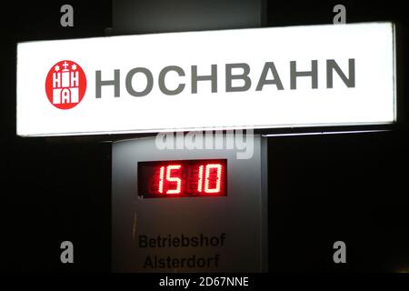 Hamburg, Deutschland. Oktober 2020. Ein Leuchtschild mit dem HHA-Logo ist am Eingang zum Alsterdorf-Depot der Hamburger Hochbahn zu sehen. Die Gewerkschaft Verdi fordert Warnstreiks im HVV-Gebiet. Der Warnstreik an der Hochbahn soll 24 Stunden dauern, die Mitarbeiter der VHH wollen ihre Arbeit bis 15:00 Uhr einstellen. Die U-Bahn-Linien und auch Busverbindungen sind betroffen. Kredit: Bodo Marks/dpa/Alamy Live Nachrichten Stockfoto