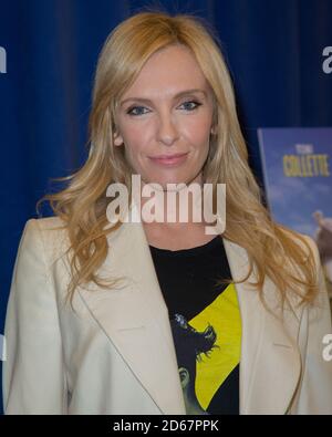 Toni Collette posiert 2014 für die Presse für den realistischen Joneses am Broadway Stockfoto