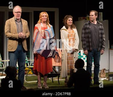 Opening Night Curtain Call for 'The Realistic Joneses' am Broadway mit Tracy Letts, Toni Collette, Marisa Tomei und Michael C Hall. Stockfoto