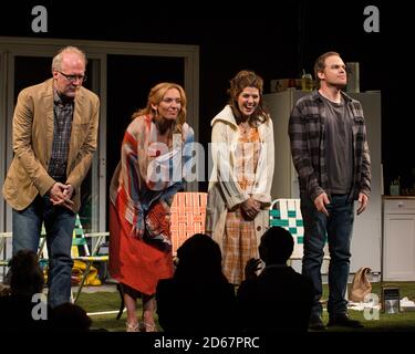 Opening Night Curtain Call for 'The Realistic Joneses' am Broadway mit Tracy Letts, Toni Collette, Marisa Tomei und Michael C Hall. Stockfoto