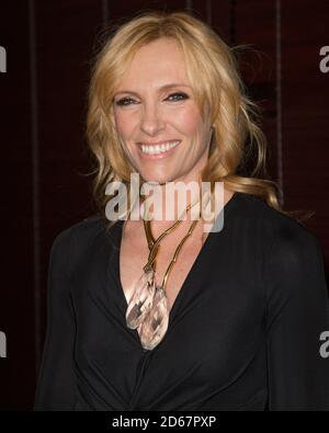 Toni Collette posiert 2014 für die Presse für den realistischen Joneses am Broadway Stockfoto