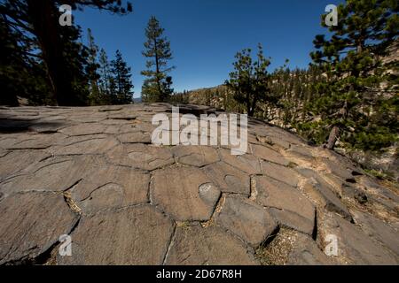 Mammoth Mountain, Kalifornien, USA. Juni 2014. Devils Postpile National Monument ist ein National Monument in der Nähe des Mammoth Mountain im Osten Kaliforniens. Das Devils Postpile National Monument wurde 1911 durch die Proklamation des Präsidenten gegründet und schützt und bewahrt die Devils Postpile Formation, die 101 Meter hohen Rainbow Falls und die unberührte Berglandschaft. Die Formation ist ein seltener Anblick in der geologischen Welt und gilt als eines der weltweit besten Beispiele für Säulenbasalt. Seine Säulen sind bis zu 60 Meter hoch und zeigen eine markante Symmetrie. Quelle: Ruaridh Stewart/ZUMA Wire/Alamy Live News Stockfoto