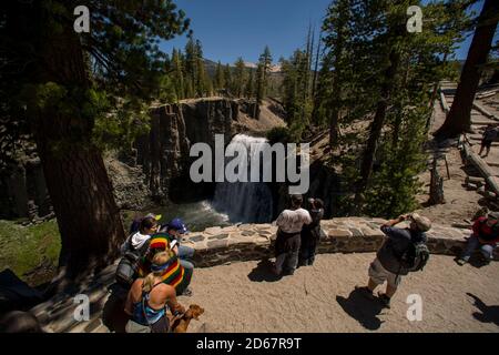 12. Juni 2014, Mammoth Mountain, Kalifornien, USA: Rainbow Falls ist mit 101 Metern der höchste Wasserfall auf der Middle Fork des San Joaquin River, in den östlichen Bergen der Sierra Nevada in Kalifornien. Devils Postpile National Monument ist ein National Monument in der Nähe des Mammoth Mountain. Das Devils Postpile National Monument wurde 1911 durch die Proklamation des Präsidenten gegründet und schützt und bewahrt die Devils Postpile Formation, die 101 Meter hohen Rainbow Falls und die unberührte Berglandschaft. Die Formation ist ein seltener Anblick in der geologischen Welt und zählt zu den weltweit besten Colum-Beispielen Stockfoto