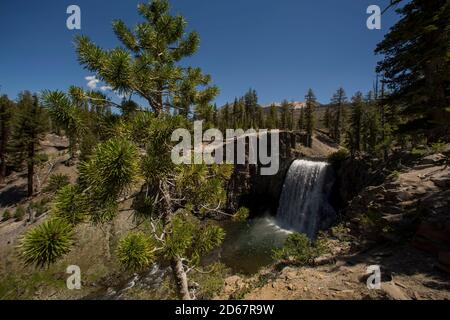 12. Juni 2014, Mammoth Mountain, Kalifornien, USA: Rainbow Falls ist mit 101 Metern der höchste Wasserfall auf der Middle Fork des San Joaquin River, in den östlichen Bergen der Sierra Nevada in Kalifornien. Devils Postpile National Monument ist ein National Monument in der Nähe des Mammoth Mountain. Das Devils Postpile National Monument wurde 1911 durch die Proklamation des Präsidenten gegründet und schützt und bewahrt die Devils Postpile Formation, die 101 Meter hohen Rainbow Falls und die unberührte Berglandschaft. Die Formation ist ein seltener Anblick in der geologischen Welt und zählt zu den weltweit besten Colum-Beispielen Stockfoto