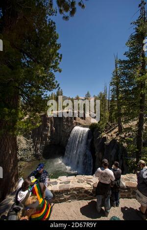 12. Juni 2014, Mammoth Mountain, Kalifornien, USA: Rainbow Falls ist mit 101 Metern der höchste Wasserfall auf der Middle Fork des San Joaquin River, in den östlichen Bergen der Sierra Nevada in Kalifornien. Devils Postpile National Monument ist ein National Monument in der Nähe des Mammoth Mountain. Das Devils Postpile National Monument wurde 1911 durch die Proklamation des Präsidenten gegründet und schützt und bewahrt die Devils Postpile Formation, die 101 Meter hohen Rainbow Falls und die unberührte Berglandschaft. Die Formation ist ein seltener Anblick in der geologischen Welt und zählt zu den weltweit besten Colum-Beispielen Stockfoto