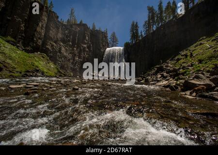 12. Juni 2014, Mammoth Mountain, Kalifornien, USA: Rainbow Falls ist mit 101 Metern der höchste Wasserfall auf der Middle Fork des San Joaquin River, in den östlichen Bergen der Sierra Nevada in Kalifornien. Devils Postpile National Monument ist ein National Monument in der Nähe des Mammoth Mountain. Das Devils Postpile National Monument wurde 1911 durch die Proklamation des Präsidenten gegründet und schützt und bewahrt die Devils Postpile Formation, die 101 Meter hohen Rainbow Falls und die unberührte Berglandschaft. Die Formation ist ein seltener Anblick in der geologischen Welt und zählt zu den weltweit besten Colum-Beispielen Stockfoto