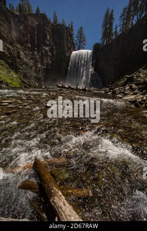 12. Juni 2014, Mammoth Mountain, Kalifornien, USA: Rainbow Falls ist mit 101 Metern der höchste Wasserfall auf der Middle Fork des San Joaquin River, in den östlichen Bergen der Sierra Nevada in Kalifornien. Devils Postpile National Monument ist ein National Monument in der Nähe des Mammoth Mountain. Das Devils Postpile National Monument wurde 1911 durch die Proklamation des Präsidenten gegründet und schützt und bewahrt die Devils Postpile Formation, die 101 Meter hohen Rainbow Falls und die unberührte Berglandschaft. Die Formation ist ein seltener Anblick in der geologischen Welt und zählt zu den weltweit besten Colum-Beispielen Stockfoto