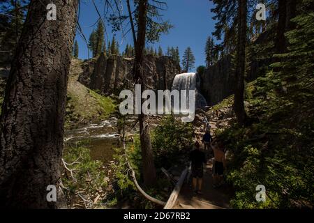 12. Juni 2014, Mammoth Mountain, Kalifornien, USA: Rainbow Falls ist mit 101 Metern der höchste Wasserfall auf der Middle Fork des San Joaquin River, in den östlichen Bergen der Sierra Nevada in Kalifornien. Devils Postpile National Monument ist ein National Monument in der Nähe des Mammoth Mountain. Das Devils Postpile National Monument wurde 1911 durch die Proklamation des Präsidenten gegründet und schützt und bewahrt die Devils Postpile Formation, die 101 Meter hohen Rainbow Falls und die unberührte Berglandschaft. Die Formation ist ein seltener Anblick in der geologischen Welt und zählt zu den weltweit besten Colum-Beispielen Stockfoto