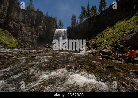 12. Juni 2014, Mammoth Mountain, Kalifornien, USA: Rainbow Falls ist mit 101 Metern der höchste Wasserfall auf der Middle Fork des San Joaquin River, in den östlichen Bergen der Sierra Nevada in Kalifornien. Devils Postpile National Monument ist ein National Monument in der Nähe des Mammoth Mountain. Das Devils Postpile National Monument wurde 1911 durch die Proklamation des Präsidenten gegründet und schützt und bewahrt die Devils Postpile Formation, die 101 Meter hohen Rainbow Falls und die unberührte Berglandschaft. Die Formation ist ein seltener Anblick in der geologischen Welt und zählt zu den weltweit besten Colum-Beispielen Stockfoto