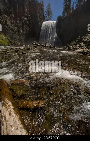 12. Juni 2014, Mammoth Mountain, Kalifornien, USA: Rainbow Falls ist mit 101 Metern der höchste Wasserfall auf der Middle Fork des San Joaquin River, in den östlichen Bergen der Sierra Nevada in Kalifornien. Devils Postpile National Monument ist ein National Monument in der Nähe des Mammoth Mountain. Das Devils Postpile National Monument wurde 1911 durch die Proklamation des Präsidenten gegründet und schützt und bewahrt die Devils Postpile Formation, die 101 Meter hohen Rainbow Falls und die unberührte Berglandschaft. Die Formation ist ein seltener Anblick in der geologischen Welt und zählt zu den weltweit besten Colum-Beispielen Stockfoto