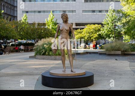 New York City, Usa. Oktober 2020. Blick auf die neu installierte Statue von 'Medusa mit dem Kopf des Perseus' des argentinisch-italienischen Künstlers Luciano Garbati im Collect Pond Park in New York City. Kredit: SOPA Images Limited/Alamy Live Nachrichten Stockfoto