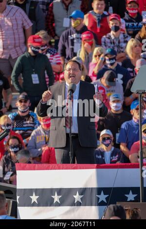 Des Moines, Iowa, USA. Oktober 2020. Jeff KAUFMANN, Vorsitzender der Republikanischen Partei von Iowa, spricht bei einer Kundgebung für US-Präsident Donald Trump am 14. Oktober 2020 in des Moines, Iowa, an die Menge. Die "Make American Great Again"-Rallye ist Trumps dritter Wahlkampf seit der Freilassung des Präsidenten aus dem Walter Reed Hospital, wo er wegen COVID-19 behandelt wurde. Die heutige Kundgebung findet 13 Tage nachdem Trump am 1. Oktober 2020 angekündigt hat, dass er positiv auf das Virus getestet hat, statt. Kredit: ZUMA Press, Inc./Alamy Live Nachrichten Stockfoto