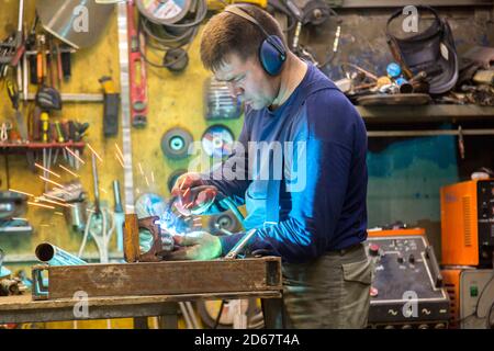 Nahaufnahme eines Schweißers am Arbeitsplatz Stockfoto