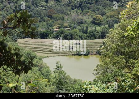 Athang Lake in Wangdue Phodrang aus der Sicht von Phaktakha Stockfoto