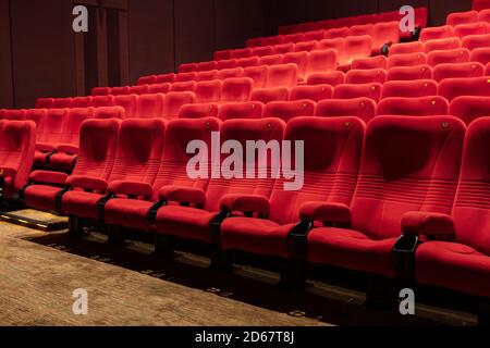 Leerer Sitzplatz im Kino im Roten Kino Stockfoto