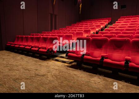 Leerer Sitzplatz im Kino im Roten Kino Stockfoto