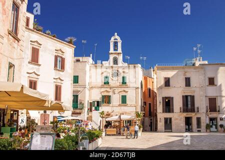 Polignano a Mare, Apulien, Italien - 05/26/2018 - das Wahrzeichen des Uhrturms in der Mitte des Hauptplatzes der Altstadt Stockfoto