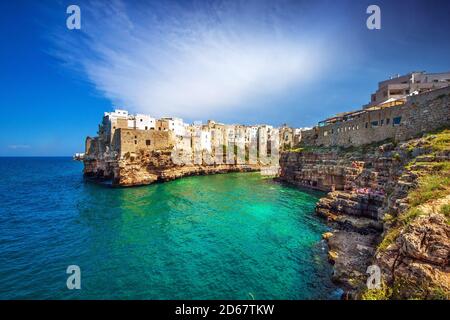 Cala Porto, auch bekannt als Lama Monachile Strand und die umliegende Architektur in der Altstadt von Polignano a Mare, Apulien, Italien Stockfoto