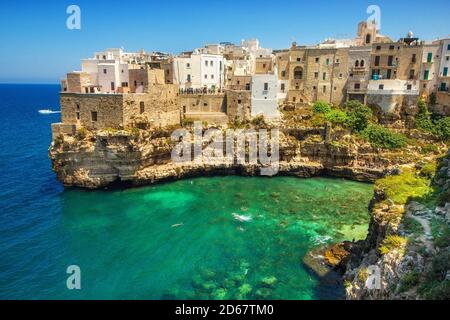 Cala Porto, auch bekannt als Lama Monachile Strand und die umliegende Architektur in der Altstadt von Polignano a Mare, Apulien, Italien Stockfoto