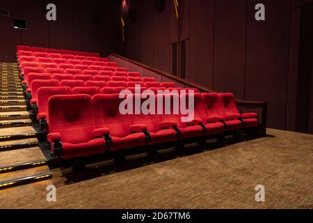 Leerer Sitzplatz im Kino im Roten Kino Stockfoto