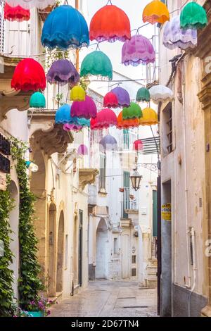 Martina Franca, Apulien, Italien - 06/02/2018 - EINE Weitwinkelaufnahme einer bunten Straße in der Altstadt Stockfoto