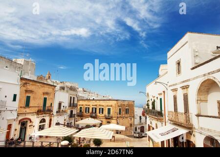 Ostuni, Apulien, Italien - 06/01/2018 - das charakteristische malerische historische Zentrum und Platz mit Restaurants und Bars Stockfoto