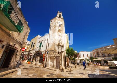 Monopoli, Apulien, Italien - 06/01/2018 - eine Weitwinkelaufnahme von Torre Civica, dem Uhrenturm auf der Piazza Giuseppe Garibaldi Stockfoto