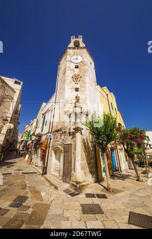 Monopoli, Apulien, Italien - 06/01/2018 - eine Weitwinkelaufnahme von Torre Civica, dem Uhrenturm auf der Piazza Giuseppe Garibaldi Stockfoto