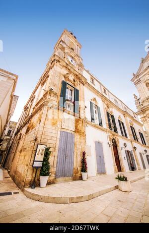 Martina Franca, Apulien, Italien - 05/31/2018 - Weitwinkelaufnahme des Uhrturms (Torre dell'orologio) des Palazzo dell'Universita Stockfoto