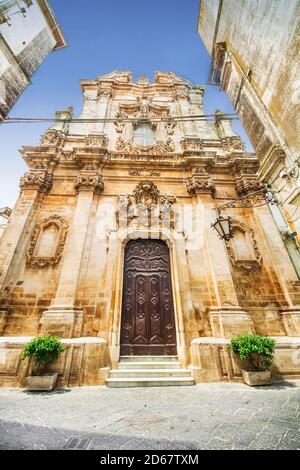 Eine Weitwinkelaufnahme der Kirche St. Domenico in Martina Franca, Apulien, Italien Stockfoto