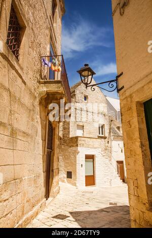 Traditionelle Architektur der Altstadt von Locorotondo, Apulien, Italien Stockfoto