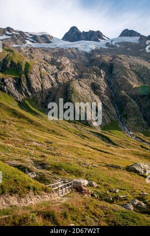 GR Tour du Mont-Blanc Weg zur Robert Blanc Hütte mit Blick auf den Gletscher des Glaciers, Savoie (73), Auvergne-Rhone-Alpes, Frankreich Stockfoto