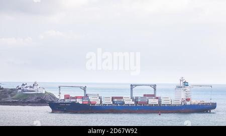 Roches Point, Cork, Irland. Oktober 2020. Das Containerschiff Maersk Niamey passiert Roches Point, als sie im Hafen von Cork ankommt, um Container für den Export nach Tilbury, Großbritannien, zu sammeln. Angesichts der laufenden Brexit-Gespräche zwischen der EU und Großbritannien über ein Freihandelsabkommen gibt es unter den Exporteuren Unsicherheit über die Auswirkungen eines No-Deal-Szenarios auf ihr Geschäft. - Credit David Creedon / Alamy Live News Stockfoto