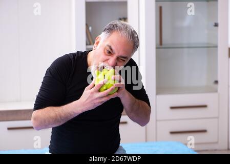 Alter Mann im Depression-Modus zu Hause Stockfoto