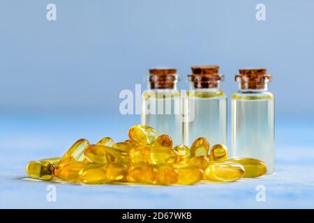 Gesundheit, Vitamine und natürliche Medikamente - Omega-3-Kapseln auf blauem Hintergrund. Stockfoto