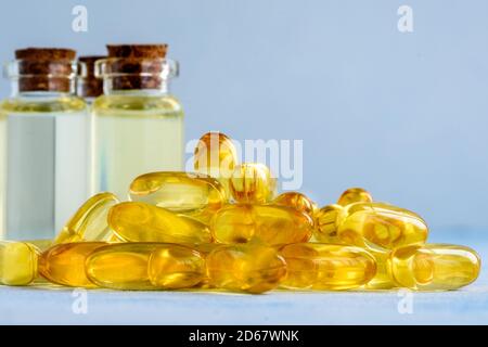 Gesundheit, Vitamine und natürliche Medikamente - Omega-3-Kapseln auf blauem Hintergrund. Stockfoto