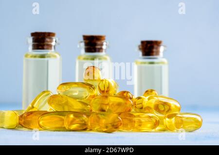 Gesundheit, Vitamine und natürliche Medikamente - Omega-3-Kapseln auf blauem Hintergrund. Stockfoto